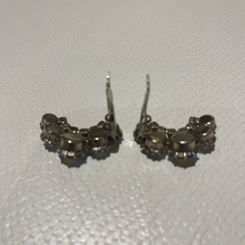 Mid Century Clip-on Earrings - Picture 5 of 9